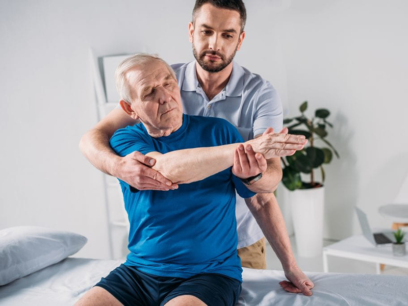 Elderly patient receiving Geriatric Physiotherapy in Greater Noida