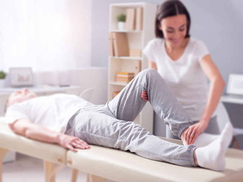 Patient receiving advanced Knee Therapy in Greater Noida at Dr Noren Clinic